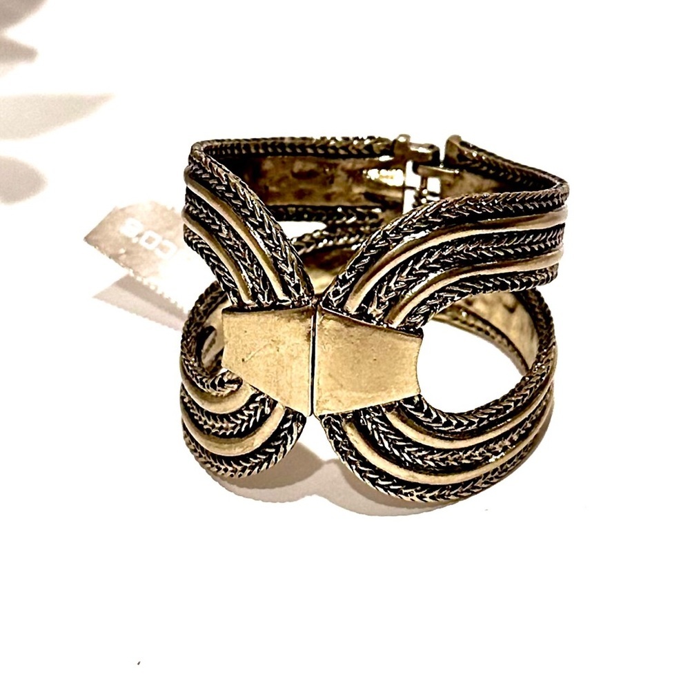 🌟 LAST ONE! 🌟 | CHICO’s Antiqued Gold Western Hinge Bangle | NWT - Picture 9 of 11